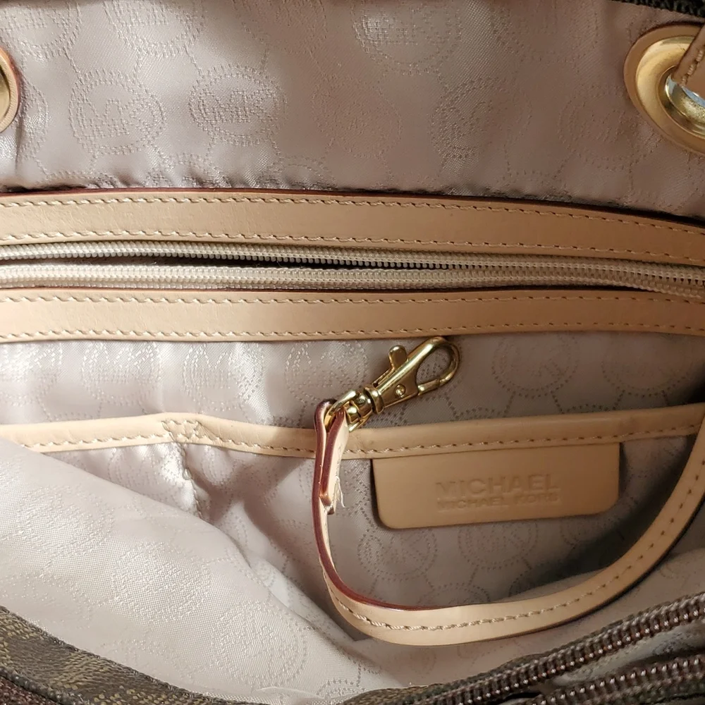 Michael Kors Signature Jet Set Travel Shoulder Bag - Picture 9 of 12